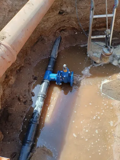 Wykop z nową zasuwą i złączami instalacji hydrantowej